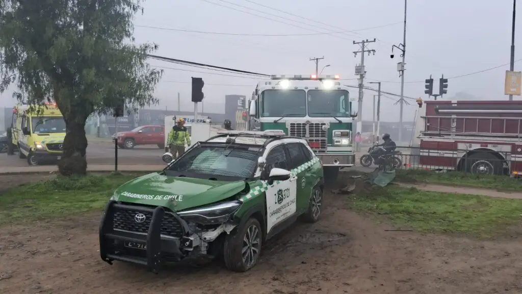 Dos carabineros y un conductor particular resultan lesionados tras colisión de patrulla con vehículo repartidor de gas en Talca