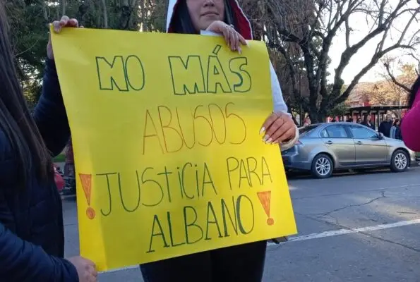 Estudiantes de Liceo Polivalente de Molina se manifestaron y piden justicia por profesor fallecido que habría sufrido acoso laboral