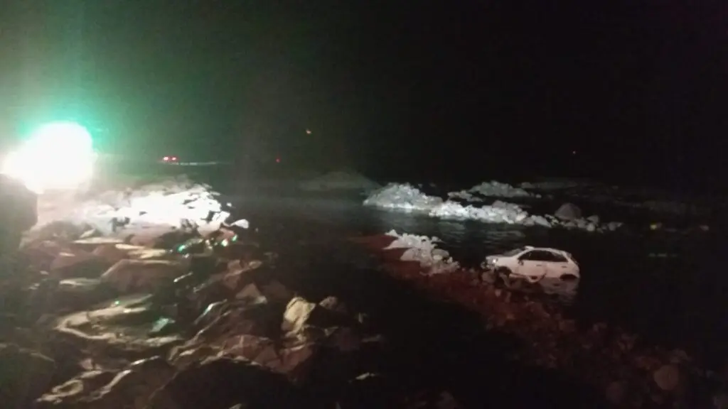 Ruta a Los Queñes: Milagrosa escapada de turistas que volcaron y cayeron el rio Teno