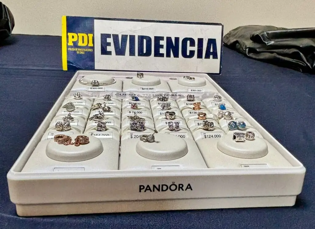 Mujeres que robaron joyería Pandora en el Mall Curicó fueron detenidas en Santiago