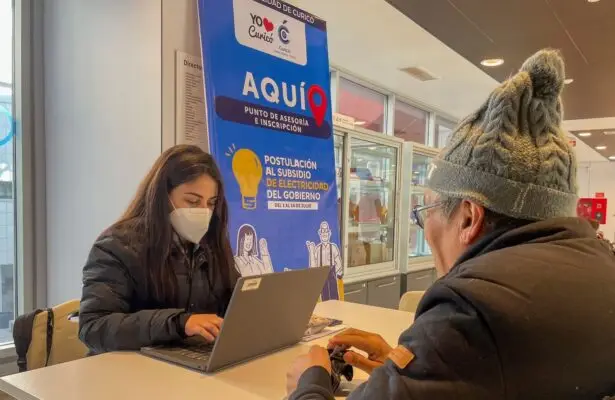 Municipio de Curicó llama a no caer en estafas y solicitar ayuda para subsidio eléctrico en puntos de atención