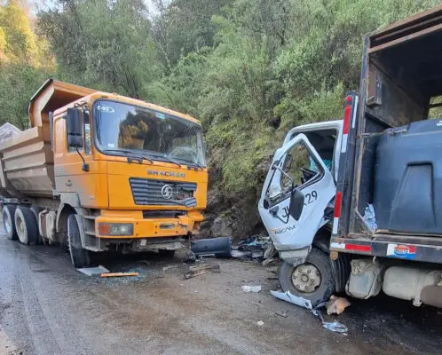 Rescatan a conductor tras violenta colisión en camino a Upeo