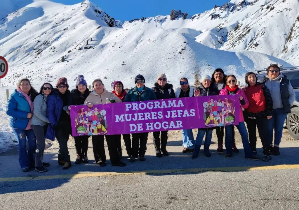Usuarias del programa Mujeres Jefas de Hogar de Hualañé visitaron sector nevado cerca del Paso Pehuenche