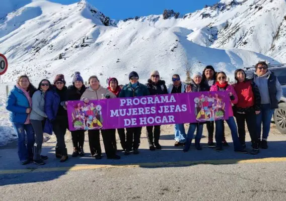 Usuarias del programa Mujeres Jefas de Hogar de Hualañé visitaron sector nevado cerca del Paso Pehuenche