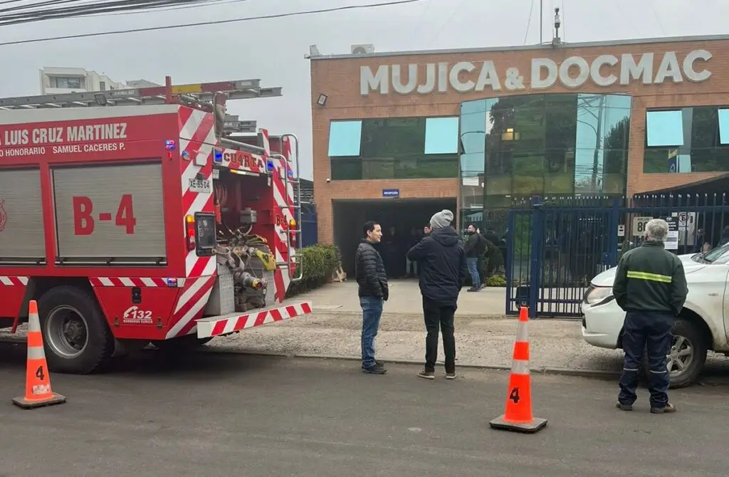 Amago de incendio afectó a empresa Mujica & Docmac de Curicó