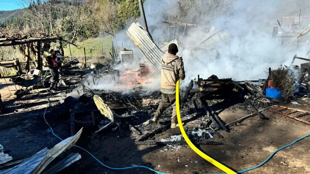 Funcionario de la CONAF lo perdió todo en voraz incendio de su casa en Radal