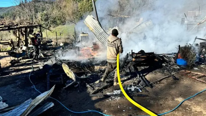 Funcionario de la CONAF lo perdió todo en voraz incendio de su casa en Radal