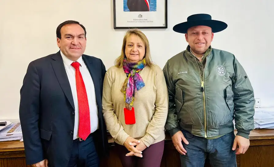 Diputado Donoso y alcalde de Sagrada Familia se reunieron con directora de la DOH por temáticas comunales