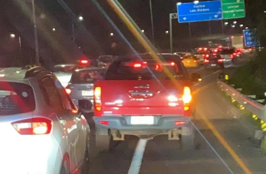 Colisión por alcance involucra a varios vehículos en Maquehua