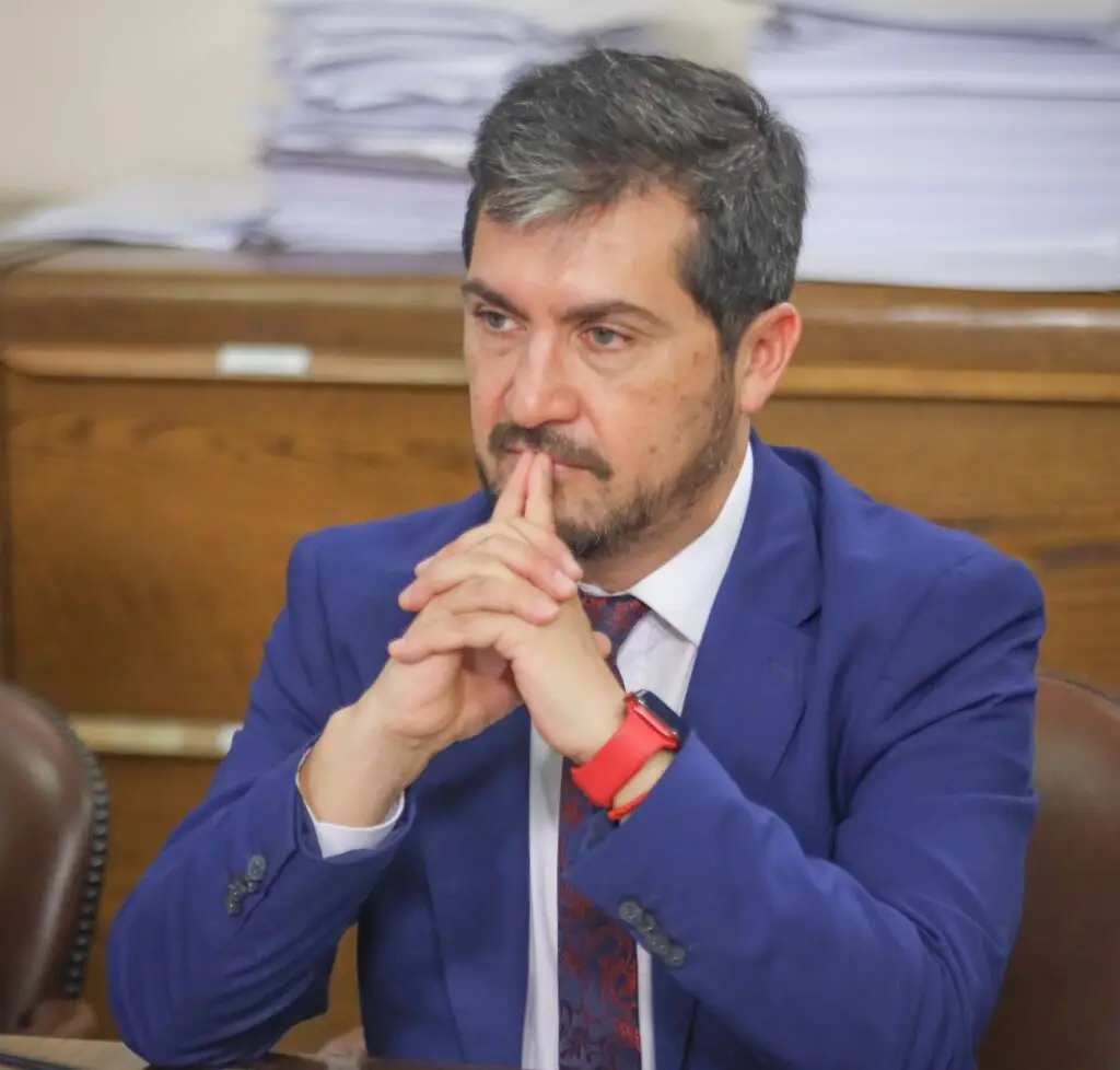 Diputado Rey exigió al Minsal tomar acción tras informe de Contraloría por irregularidades en listas de espera