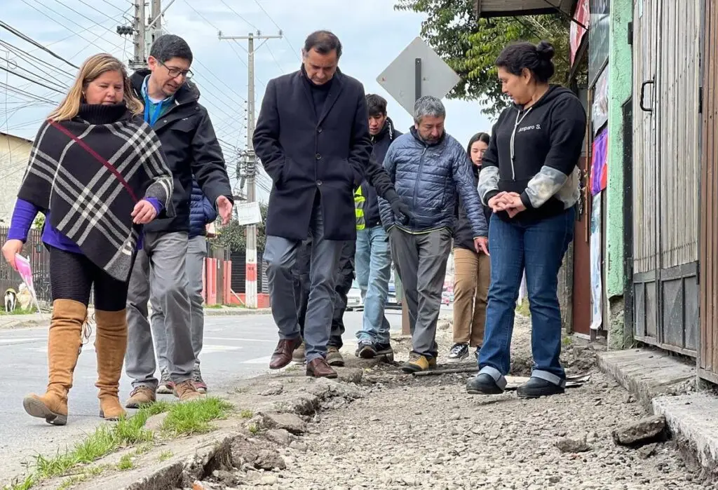 Avanzan obras de reposición de veredas en sector El Vaticano de Curicó