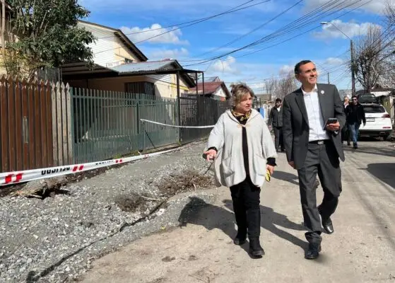 Siguen obras de reparación de veredas en Villa Prados del Valle de Curicó