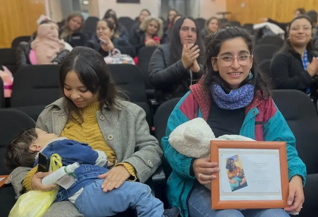 Municipio de Curicó premió a ganadoras del concurso de fotografía en Semana de la Lactancia Materna