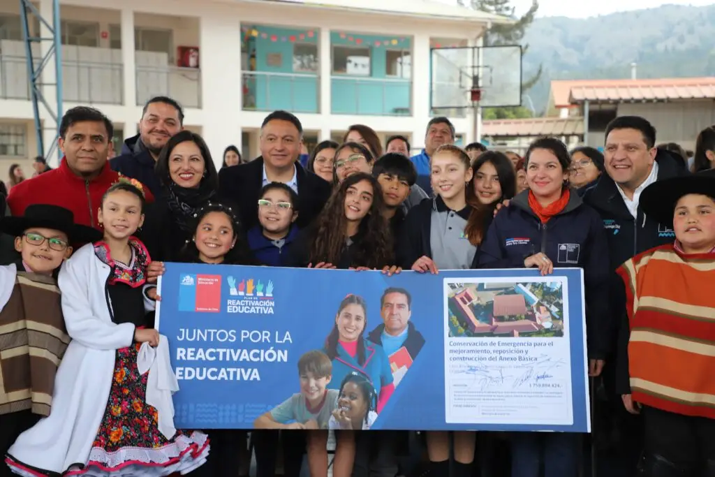 Municipio de Licantén firmó convenio para Conservación de Emergencia del Liceo Bicentenario Augusto Santelices Valenzuela