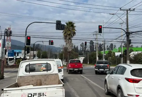 Comenzó funcionamiento de nuevo semáforo en cruce Pumaitén de Romeral