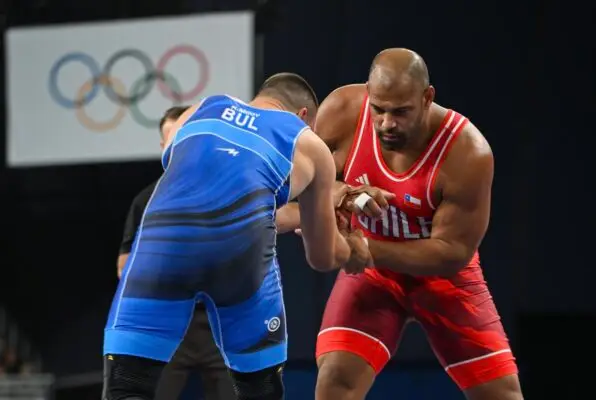 Yasmani Acosta asegura la medalla de plata y va por la de oro