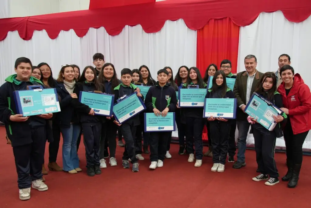 Estudiantes de Teno recibieron 282 computadores de las Becas TIC de JUNAEB