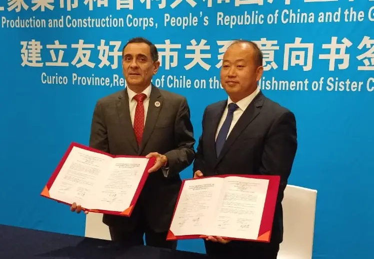 Alcalde de Curicó sostiene reuniones y firma acuerdos en su gira por China