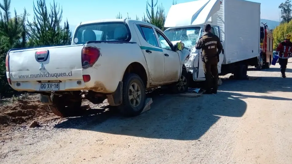 Tres personas resultaron lesionadas en colisión entre camión y camioneta municipal de Vichuquén