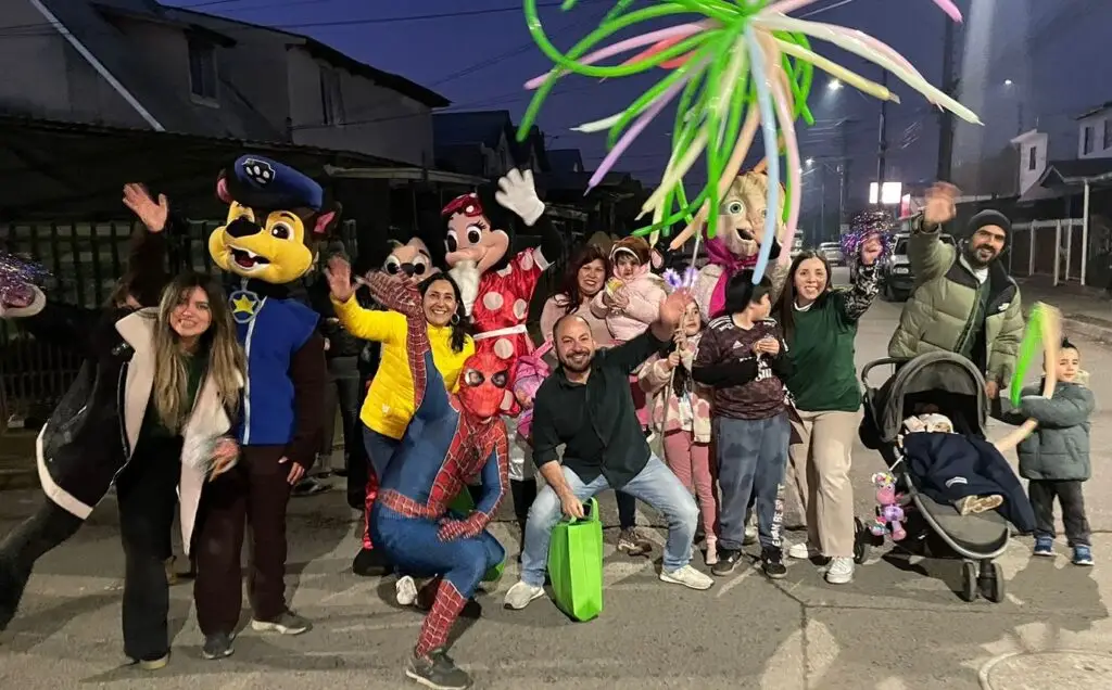 Candidato a alcaldía de Molina Sebastián Vergara celebró Día de la Niñez en barrios con dulces y personajes