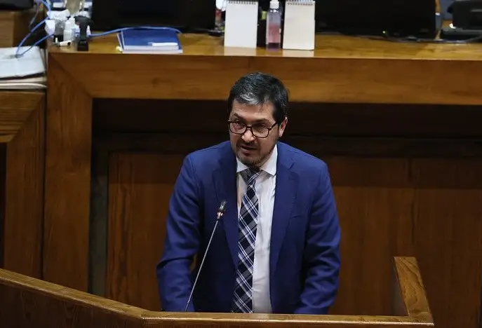 Diputado Rey defiende proyecto de ley que regula uso de celulares en escuelas tras aprobación en la Cámara