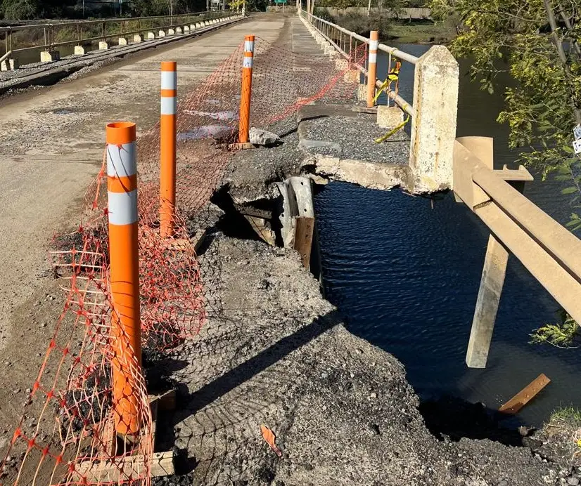 Puente La Laguna de Llico presenta peligroso socavón en expansión