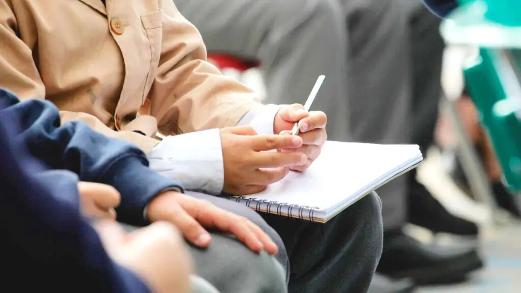 Fiscalía formaliza cargos contra dos estudiantes por graves incidentes en colegios de Constitución y Talca