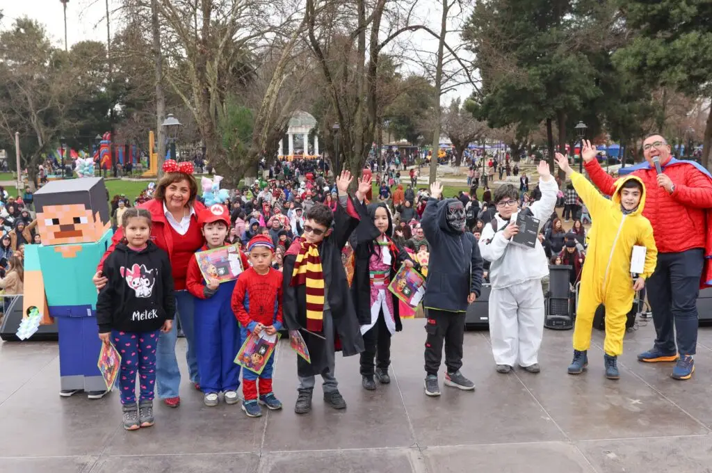 Municipio de Teno celebró el Día de la Niñez con show en la Plaza de Armas