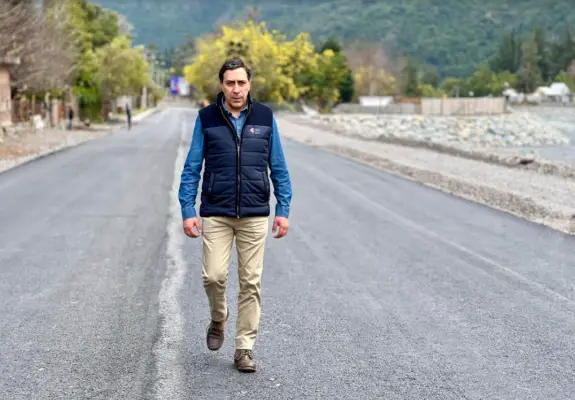 Alcalde de Romeral supervisó avances en obras de reposición de la Ruta J-55 y defensas fluviales en el Río Teno