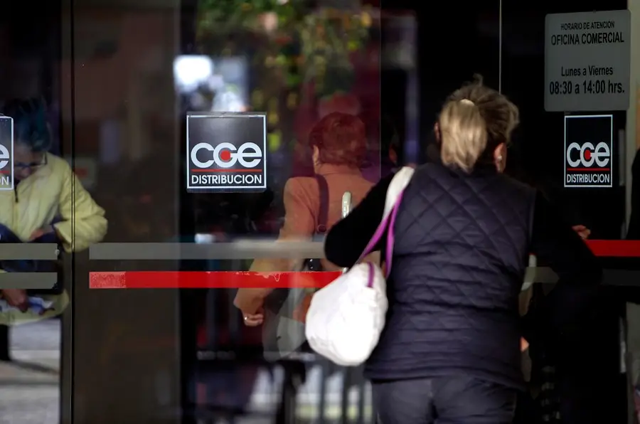 CGE citó y no atendió a clienta que denunció cobro excesivo de luz: "Es una burla"