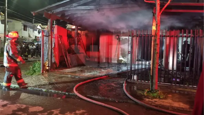 Incendio consume por completo vivienda de candidata a alcaldesa de Rauco