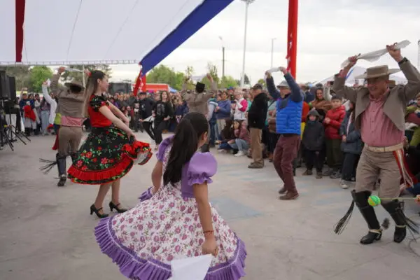Municipio de Curicó destaca parrilla artística de Fondas y Ramadas en Estadio La Granja