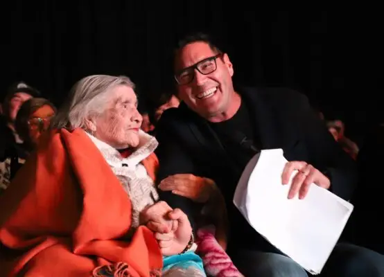 Personas mayores de Licantén festejaron el fin de agosto con Pancho Saavedra y Gloria Benavides