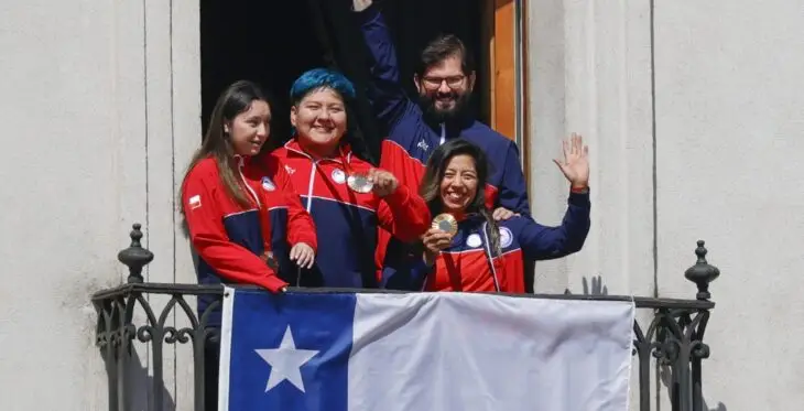 Presidente Boric recibió al Team ParaChile en La Moneda