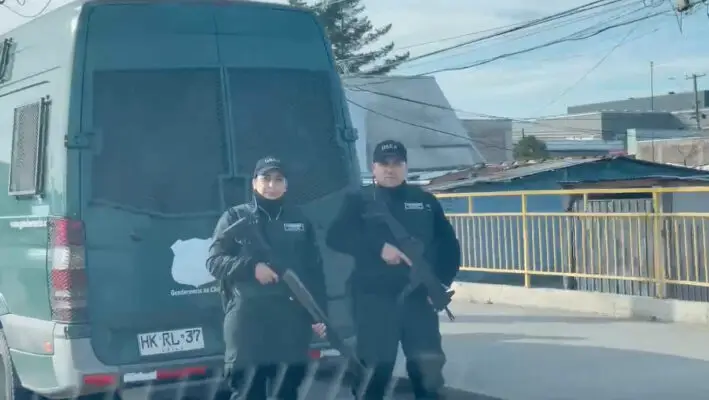 Carro de Gendarmería en panne provoca rápido operativo en Avenida Alessandri de Curicó