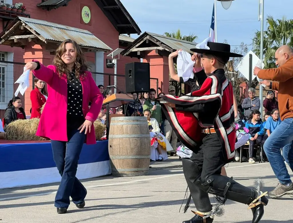 Municipio de Hualañé dio inicio al mes de Fiestas Patrias con esquinazo de cueca
