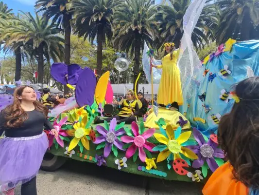 Comparsa masiva y carros alegóricos inauguraron la Feria del Libro 2024