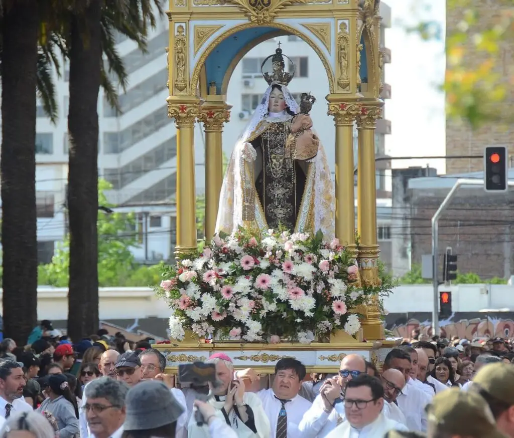 Procesión de la Virgen del Carmen en Curicó congregó a fieles que marcharon por las calles