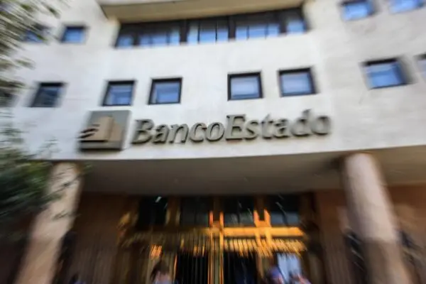 Detienen a exfuncionarios de BancoEstado por fraude informático por más de $6.000 millones