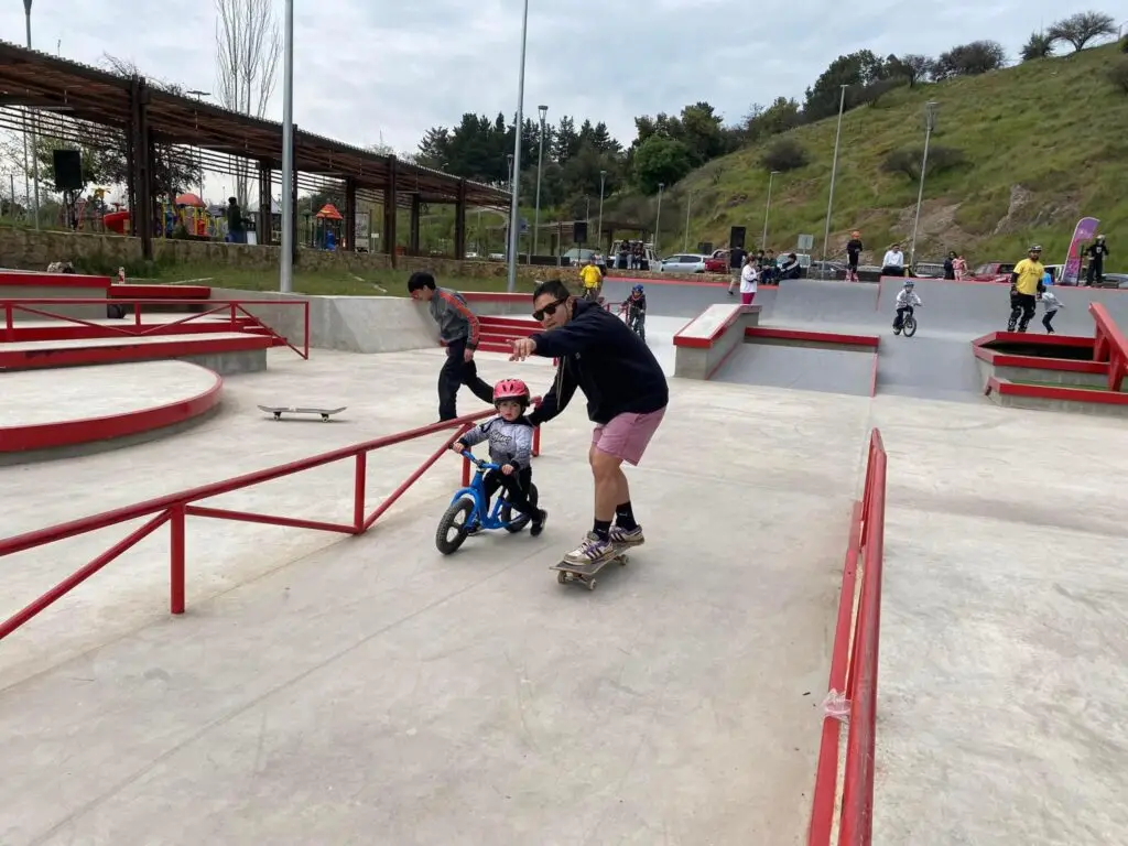 Usuarios hacen llamado a normar el funcionamiento del skatepark en Curicó