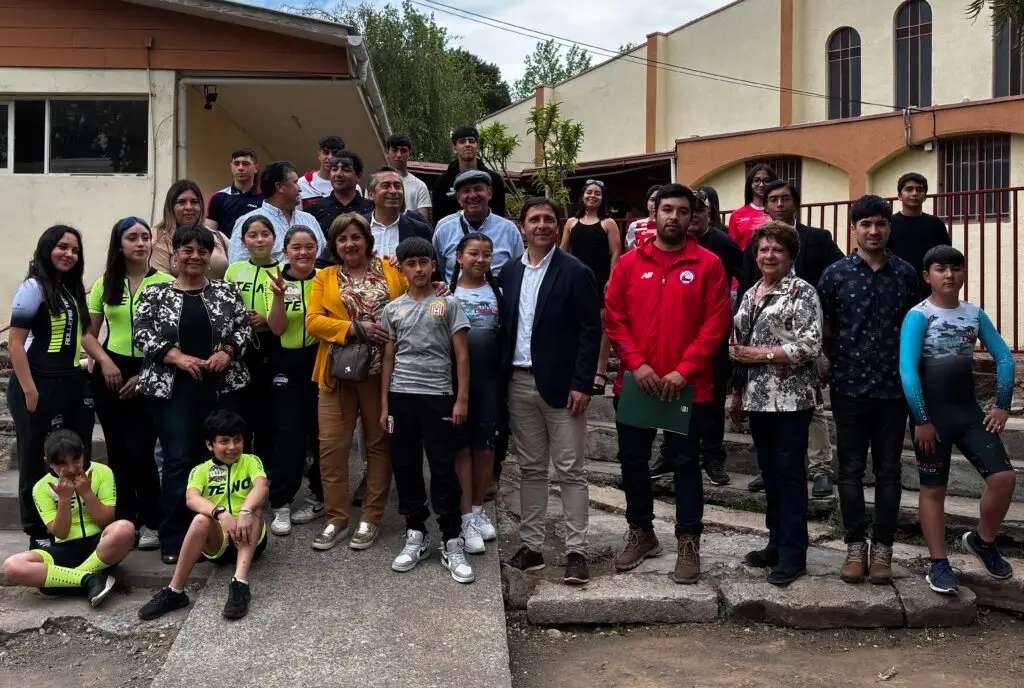 Municipio de Teno entregó becas a 29 deportistas de la comuna