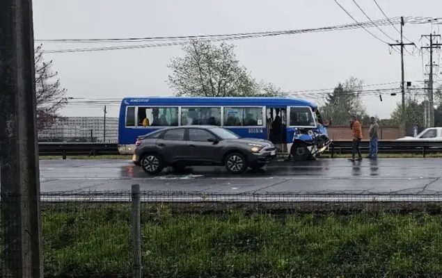Grave colisión entre minibús y camión frente a Romeral: hay varios heridos
