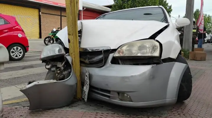 Sujetos que escapaban de Carabineros chocaron con un poste en el centro de Curicó