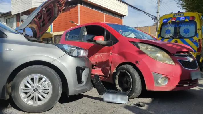 Madre e hijo resultaron lesionados tras colisión vehicular en Curicó