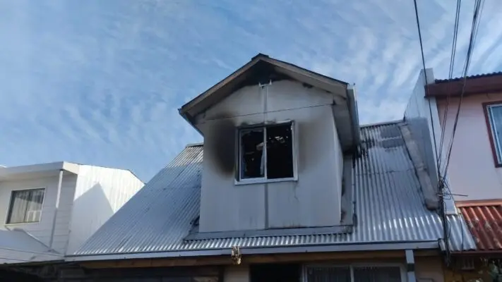 Incendio destruyó por completo vivienda en sector Bombero Garrido de Curicó