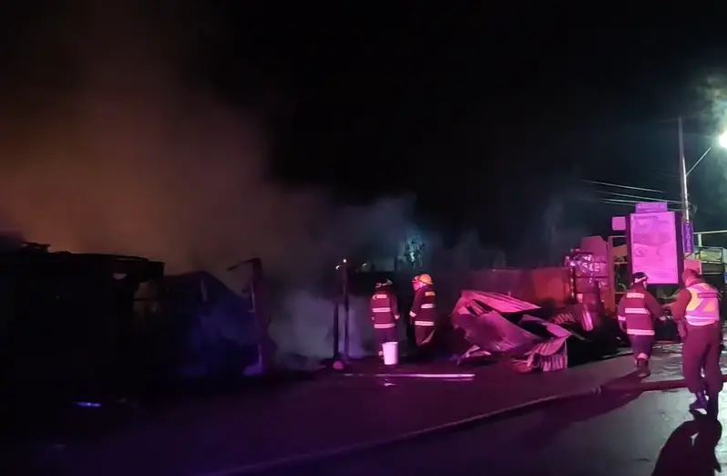 Incendio destruyó restaurante “Donde Rosario” y una bodega en Duao