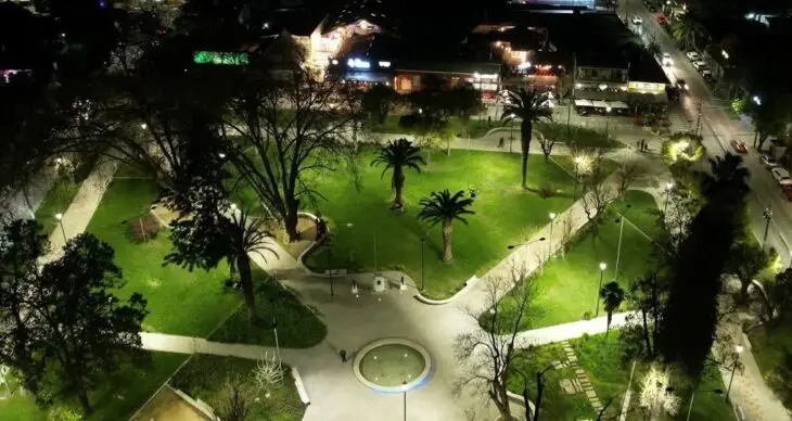 Vecinos denuncian que personas en situación de calle se tomaron terrazas y local comercial en sector Avenida España
