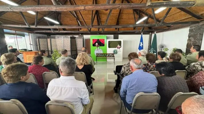 ¡No te dejes engañar! Carabineros usan el teatro para prevenir estafas a adultos mayores