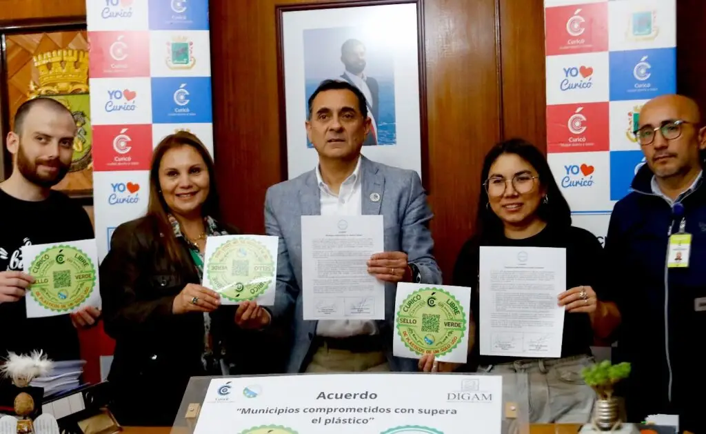 Municipio de Curicó firmó convenio con Fundación Basura para fiscalizar el plástico de un solo uso