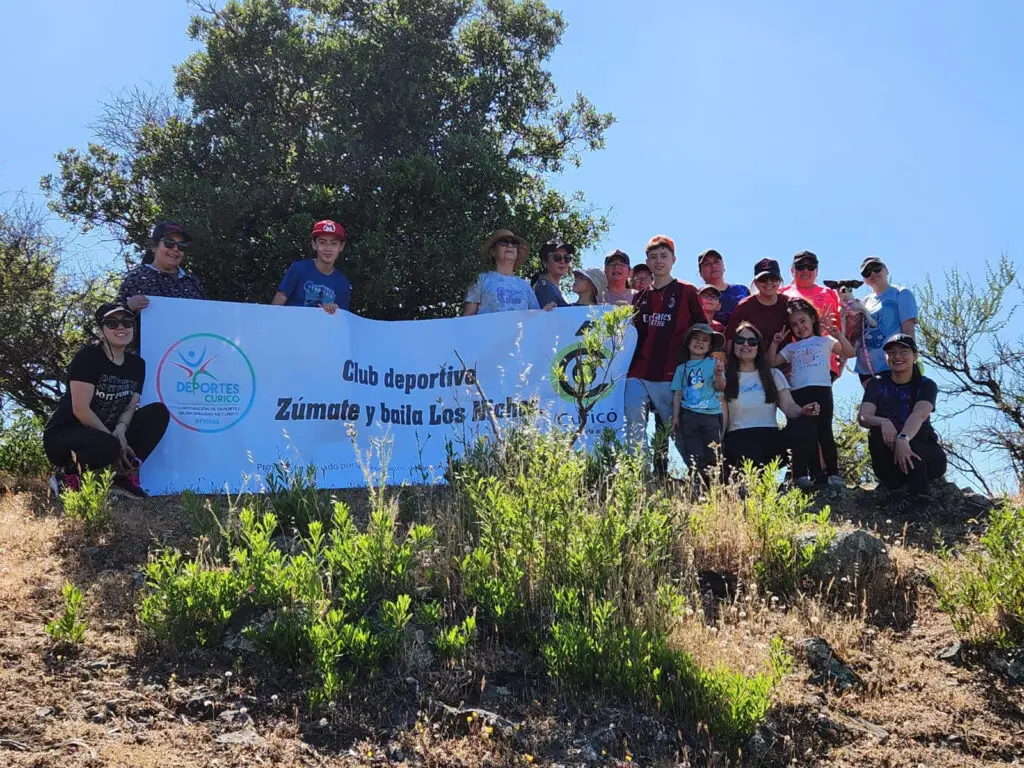 Taller deportivo “Zúmate y Baila” participó en trekking realizado en Los Niches